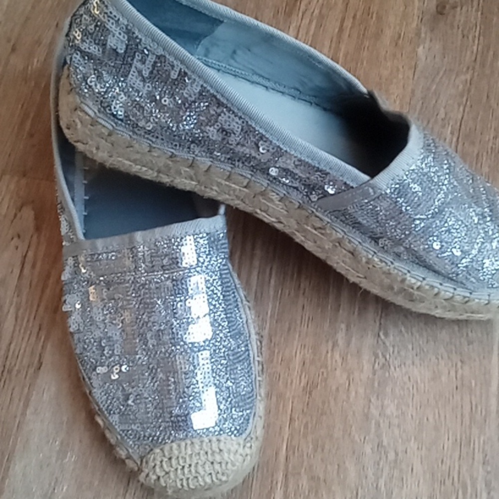 Guess Sequence Espadrilles Shoes Greek Key Pattern Anti Slip Cushion NWOT 7.5